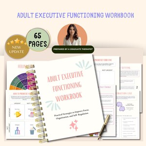 Könnte beinhalten: Ein Spiralbuch mit dem Titel "ADULT EXECUTIVE FUNCTIONING WORKBOOK" mit 65 Seiten. Das Cover zeigt rosa und hellblaue Texte und Illustrationen. Ein goldener Stift liegt auf den Seiten. Vorbereitet von einem Diplom-Therapeuten.