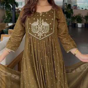 Zielony haftowany komplet Anarkali Kurti Pant Dupatta, sukienka z organicznej bawełny indyjskiej