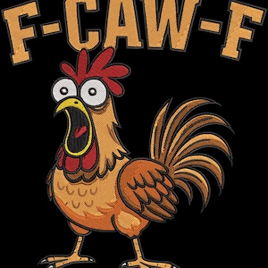 Puede incluir: Un gallo de dibujos animados bordado sobre un fondo negro, con el texto "F-CAW-F" en la parte superior. El gallo es de color naranja y marrón con una cresta roja y el pico abierto. El texto es naranja y el diseño es humorístico.