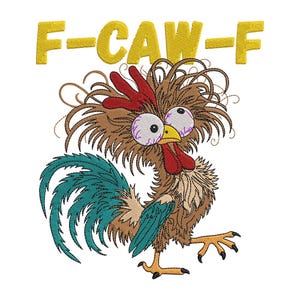 Puede incluir: Diseño bordado de un gallo de dibujos animados con ojos muy abiertos y aspecto despeinado. El gallo tiene plumas marrones, turquesas y rojas, con el texto amarillo "F-CAW-F" encima. El diseño está sobre un fondo blanco.
