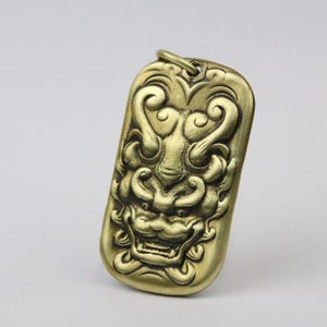 Mässingshänge med lyckobringande odjur, kinesiskt ornamenthalsband