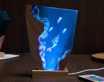 Lampada da notte a LED a forma di sirena e medusa, realizzata a mano in legno e resina, ideale per arredare una casa al mare o in stile costiero. Un regalo fantastico a tema oceano per donne.