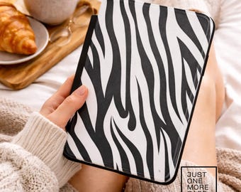 Funda Zebra Kindle para Paperwhite y Colorsoft de 7" / Funda magnética de piel sintética con correa de mano