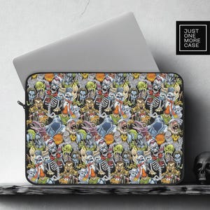 Może przedstawiać: Etui na laptopa z kolorowym, powtarzającym się wzorem potworów z kreskówek, szkieletów i zombie. Czarne etui ma zapięcie na zamek błyskawiczny, a szary laptop jest częściowo włożony. Tekst "JUST ONE MORE CASE" znajduje się w czarnym kwadracie.