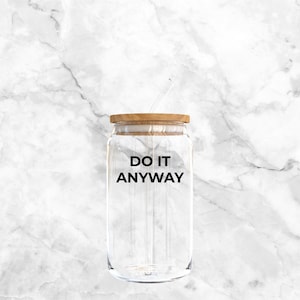 Puede incluir: Un juego de tres tazas de cerámica con un acabado mate moteado. Las tazas son de color crema, marrón claro y marrón oscuro. Cada taza tiene un diseño simple y minimalista y un asa redondeada.