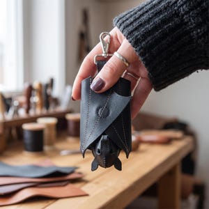 Monedero de piel con forma de murciélago, cartera gótica con forma de murciélago, llavero de murciélago hecho a mano, monedero de piel de Halloween, monedero con cremallera con forma de murciélago, regalo para ella o para él.