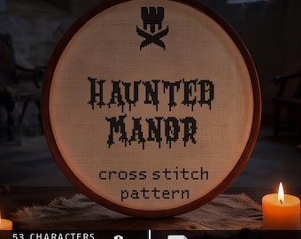 Op de afbeelding: Een ronde houten borduurring met een kruissteekpatroon op gebroken wit stof. De tekst luidt HAUNTED MANOR in een druipend zwart lettertype, met een icoon erboven. Daaronder staat cross stitch pattern. De tekst bevat 53 CHARACTERS, 29-33 ST HIGH, AIDA 14/16/18 en DIGITAL DOWNLOAD.