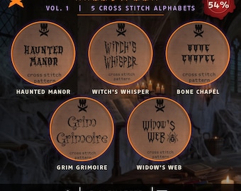 Op de afbeelding: Een digitale download met vijf Halloween kruissteek alfabetpatronen genaamd Haunted Manor, Witch's Whisper, Bone Chapel, Grim Grimoire en Widow's Web. De afbeelding toont deze vijf cirkelvormige ontwerpen met tekstdetails voor Aida 14/16/18 stof en 321 tekens.