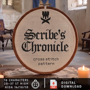 Puede incluir: Un bastidor de bordado circular de madera con un patrón de punto de cruz sobre tela beige. El texto dice Scribe's Chronicle, cross stitch pattern, con un icono negro arriba. Abajo indica 78 characters, 28-37 st high, Aida 14/16/18.