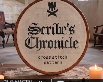Op de afbeelding: Een ronde houten borduurring met een kruissteekpatroon op beige stof. De tekst luidt Scribe's Chronicle, cross stitch pattern, met een zwart icoon erboven. Onderaan staat 78 characters, 28-37 st high, Aida 14/16/18.
