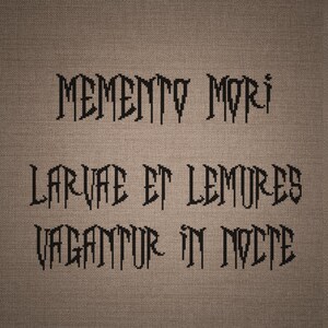 Puede incluir: Un bordado de punto de cruz sobre un fondo de tela marr&oacute;n texturizada. El dise&ntilde;o presenta letras negras bordadas que dicen MEMENTO MORI, LARVAE ET LEMURES y VAGANTUR IN NOCTE, con un estilo de fuente estilizado y goteante en todo el texto.
