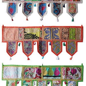 Peut inclure: Trois tentures murales textiles colorées en patchwork. Chacune présente une partie supérieure rectangulaire avec plusieurs carrés de tissu et des pendentifs décoratifs pointus avec des glands. Les textiles affichent une variété de motifs et de couleurs, notamment des motifs floraux et géométriques.