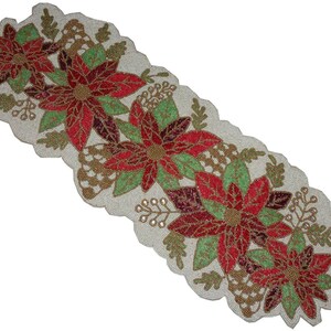 Puede incluir: Camino de mesa festivo con diseños de poinsettias con cuentas rojas, verdes y doradas. El camino de mesa tiene un borde festoneado y es ideal para decoraciones navideñas.