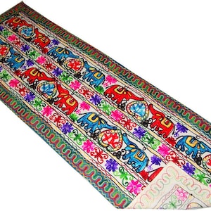 Decorazione murale Boho con elefanti e motivi floreali, arazzo ricamato fatto a mano in India.
