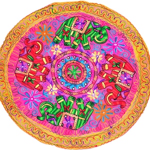 以下が含まれることがあります： 刺繍された象と花柄が特徴の、鮮やかな色の丸いテキスタイル。中央のデザインは、青、緑、紫の同心円状のリングを持つ円形のモチーフを示しています。象は赤と緑で、ピンク色の背景に配置されています。