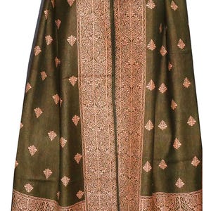 Könnte beinhalten: Ein olivgrüner Schal mit aufwendigen pfirsichfarbenen Blumen- und Paisley-Mustern. Der Schal hat ein detailliertes Bordürendesign und ein zentrales Feld mit aufwendiger Verzierung. Der untere Rand hat einen Fransen.