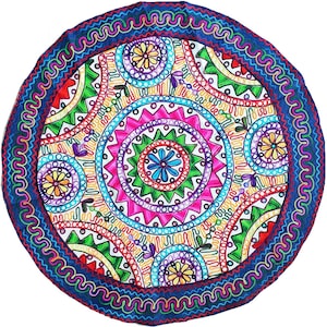 以下が含まれることがあります： カラフルな花柄と幾何学模様が刺繍された丸い布。デザインは、青、ピンク、緑、黄色、紫の色合いの同心円で構成され、濃い青色の縁取りが施されています。この布は、装飾用のマットやコースターとして使用できます。