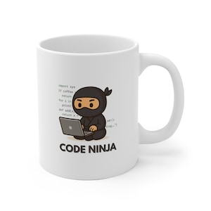 Könnte beinhalten: Weiße Keramiktasse mit einem Cartoon-Ninja in schwarzer Kleidung, der an einem Laptop arbeitet. Auf der Tasse steht der Text "CODE NINJA" und einige Code-Ausschnitte. Ein lustiges Geschenk für Programmierer und Coder.