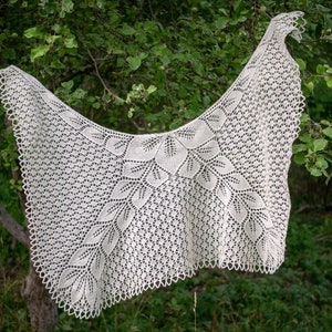 Petiola - pattern for a delicate lace shawl with a leaf motif