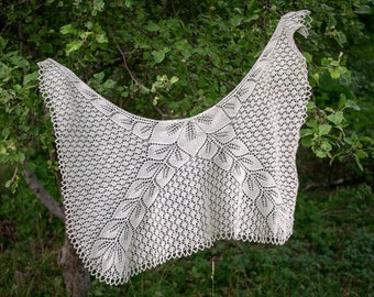Petiola - pattern for a delicate lace shawl with a leaf motif