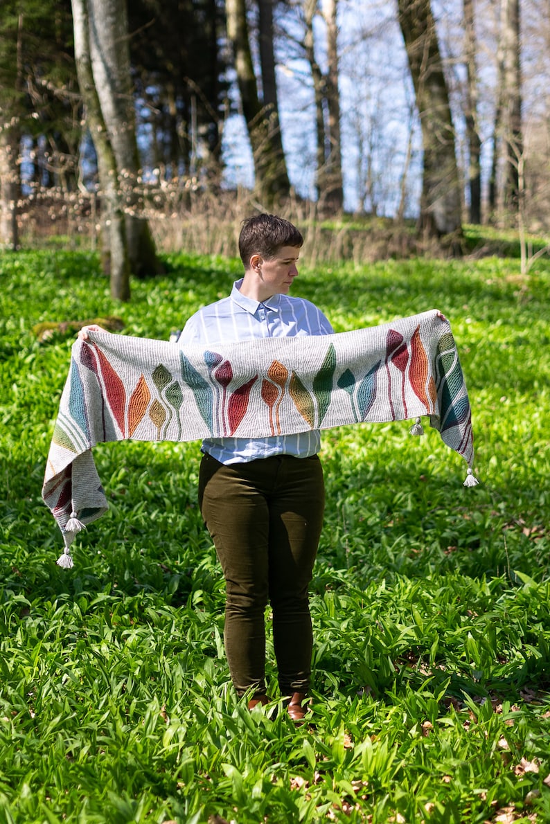 Ramson pattern for short-row garter stitch shawl with leaves image 1