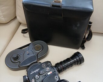 Le leggende non muoiono mai. Questo kit Beaulieu R16 da 16 mm è perfettamente funzionante e completo di obiettivo, caricatore, caricabatterie e custodia. Pronto per la pellicola.