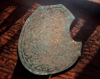 Vassoio o supporto antico in bronzo fuso con rilievi decorati, oggetto decorativo in stile balcanico/ottomano del XIX secolo