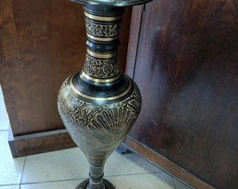 Jarrón de suelo vintage de latón macizo de 78 cm, hecho a mano. Presenta impresionantes y elaborados detalles florales grabados a mano en negro y dorado. Un elemento decorativo elegante.