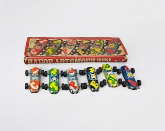 Juego de coches de carreras soviéticos antiguos de hojalata "СТРЕЛА": 6 coches de metal litografiados con letras que forman una palabra. Caja original. Colección de la URSS de la Guerra Fría.