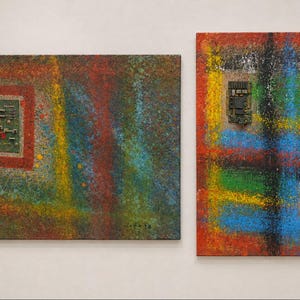 Op de afbeelding: Twee rechthoekige mixed-media schilderijen met gestructureerde, veelkleurige gespatte achtergronden in rood, blauw, geel en groen. Het linker schilderij bevat een groene printplaat, terwijl het rechter schilderij een printplaat en een klein metalen object toont.