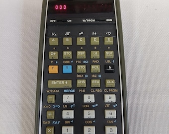 Calcolatrice Hewlett-Packard HP-67 perfettamente funzionante. Schermo, pulsanti e lettore di schede funzionano alla perfezione. Set vintage completo con custodia.