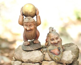 Set di statuette in legno intagliate a mano ANRI Italia - Statuette di gnomi alpini vintage, alte 20 cm e lunghe 20 cm, etichetta originale, oggetti da collezione di arte popolare