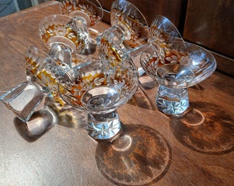 Bellissimo set vintage di 8 bicchieri da liquore in cristallo. Cristallo in stile boho con un meraviglioso design floreale ambrato e oro, venduti singolarmente.