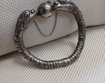 Bracciale vintage unico in argento sterling con drago e sfera, lavorazione artigianale di alta qualità, patina naturale, gioiello retrò da collezione, regalo per uomo e donna