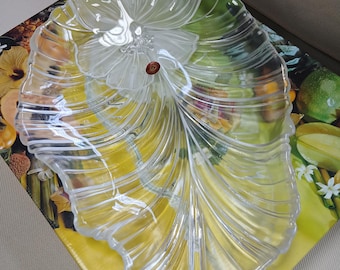 Grande vassoio a forma di foglia in cristallo Walther-Glas Germany, 44 cm. Splendido design floreale satinato, centrotavola in vetro vintage di alta qualità.