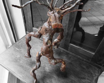 Scultura unica nel suo genere in legno di radice, figura realizzata a mano in legno di mare, arte in legno naturale, decorazione rustica e organica per la casa, statua dello spirito della foresta.