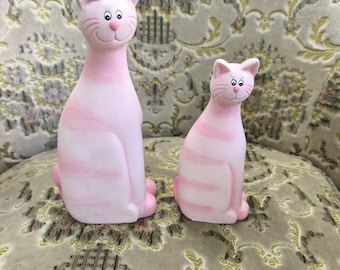猫の陶器フィギュア 花を持つ パーク・ローズ・ブリドリントン陶器の猫の置物：釉薬花模様の陶器