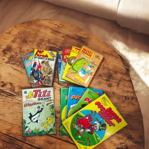 Może przedstawiać: Kolekcja komiksów w stylu vintage z kolorowymi okładkami, w tym tytuły takie jak "Mickey Parade" i "Titi Géant". Komiksy ułożone są na drewnianej powierzchni, prezentując różne postacie z kreskówek i żywe ilustracje.