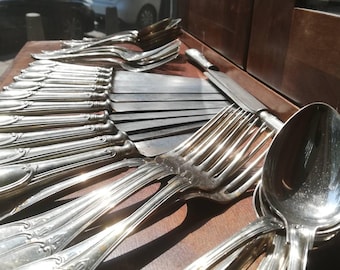 Set vintage Art Déco, posate antiche ed eleganti, 36 pezzi, tra cui cucchiai, coltelli e forchette, di manifattura austriaca Bendorf del 1920.