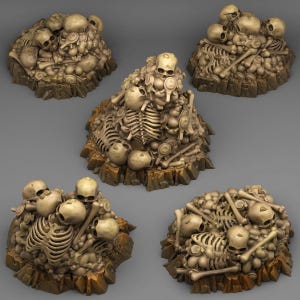 Può includere: Cinque sculture in miniatura beige di teschi e ossa ammassate. I teschi e le ossa sono disposti su una base rocciosa marrone. Le sculture sono probabilmente per un gioco da tavolo o un diorama.