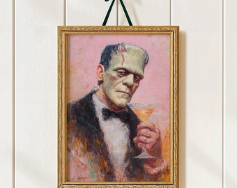 Puede incluir: Obra de arte enmarcada que presenta un retrato de Frankenstein sosteniendo un cóctel. El monstruo está representado con un esmoquin negro con pajarita y una cicatriz en la frente. La pintura tiene un marco dorado y está suspendida por una cinta verde.