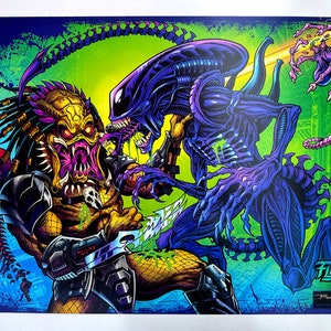 Puede incluir: Una ilustración colorida de un Predator y un Alien enfrentándose en una batalla. El Predator es verde, amarillo y negro, mientras que el Alien es morado y azul. El fondo es un verde y azul vibrante.