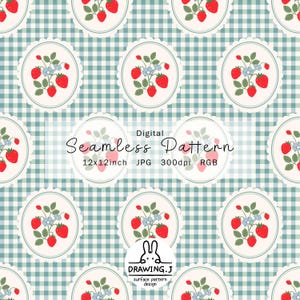 以下が含まれることがあります： イチゴと青い花が、薄い緑と白のギンガムチェックの背景に繰り返される楕円形のデザインのデジタルシームレスパターン。テキスト「Digital Seamless Pattern」が表示されます。画像は12x12インチ、JPG、300dpi、RGBです。