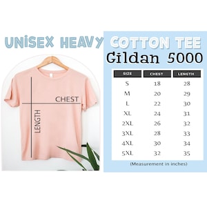 Puede incluir: Una camiseta unisex de algod&oacute;n pesado de color rosa claro, exhibida en una percha de madera. La imagen incluye una tabla de tallas con medidas de pecho y largo en cent&iacute;metros para las tallas S a 5XL. Tambi&eacute;n se ve el texto "UNISEX HEAVY COTTON TEE Gildan 5000".