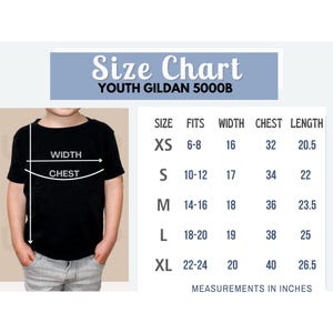 Puede incluir: Una camiseta negra para j&oacute;venes con una tabla de tallas. La tabla enumera las tallas XS a XL, con medidas en pulgadas para el ancho, el pecho y el largo. La camiseta es una Gildan 5000B.