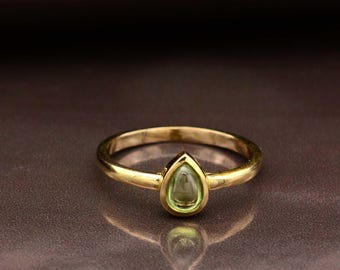 Anello minimalista con corniola dorata e angolata