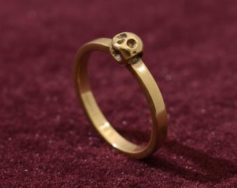 Anillo delicado de calavera dorada, banda gótica pequeña, joyería apilable para mujer.