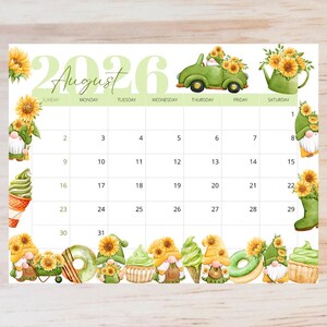 Op de afbeelding: Een kalenderpagina voor augustus 2026 met aquarelillustraties van zonnebloemen, kabouters, een groene auto, een gieter, donuts, cupcakes en ijshoorntjes. Het raster toont de dagen van de week en de data van 1 tot en met 31 in lichtgroen.