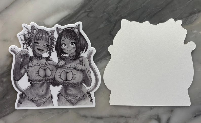 Puede incluir: Pegatina en blanco y negro con dos personajes femeninos de estilo anime con trajes de tem&aacute;tica felina. La pegatina tiene un borde blanco y una forma &uacute;nica. Los personajes sonr&iacute;en y llevan orejas de gato.