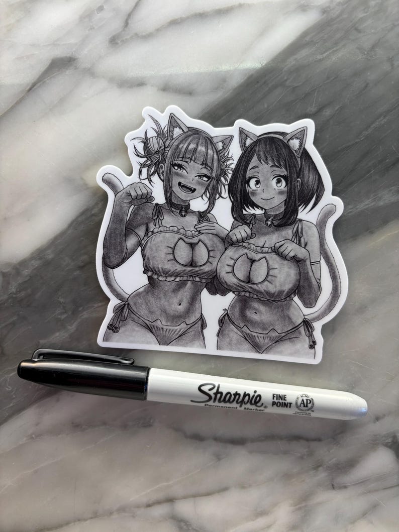 Puede incluir: Adhesivo en blanco y negro con dos personajes femeninos de estilo anime con orejas y colas de gato, vestidas con lencer&iacute;a. Un rotulador Sharpie de punta fina en blanco y negro est&aacute; al lado de la pegatina.